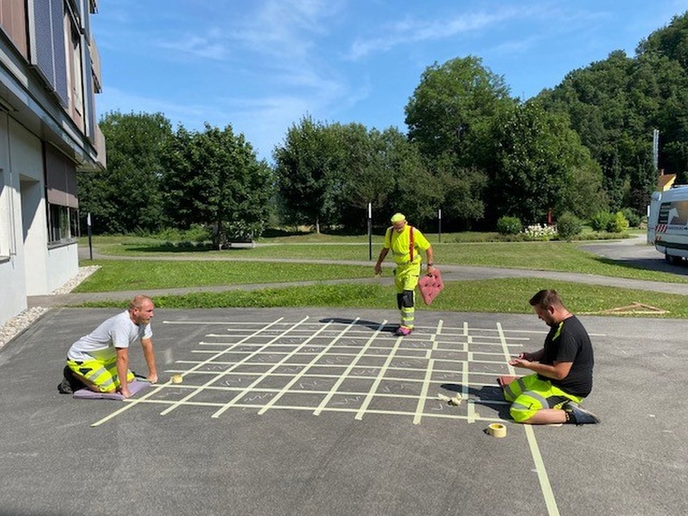 Die Mitarbeiter der Fa. SWARCO MARKIERUNG GmbH aus Traiskirchen beginnen mit den Vorbereitungen.