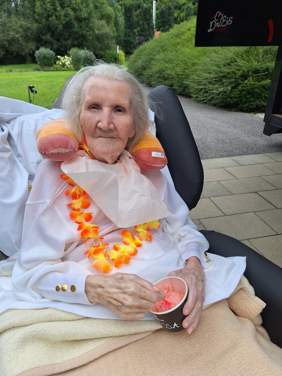 Ah, das schmeckt einfach herrlich! Aber könnte ich bitte statt dem Plastiklöfferl einen "normalen" Löffel bekommen? - Aber selbstverständlich, kommt sofort.
