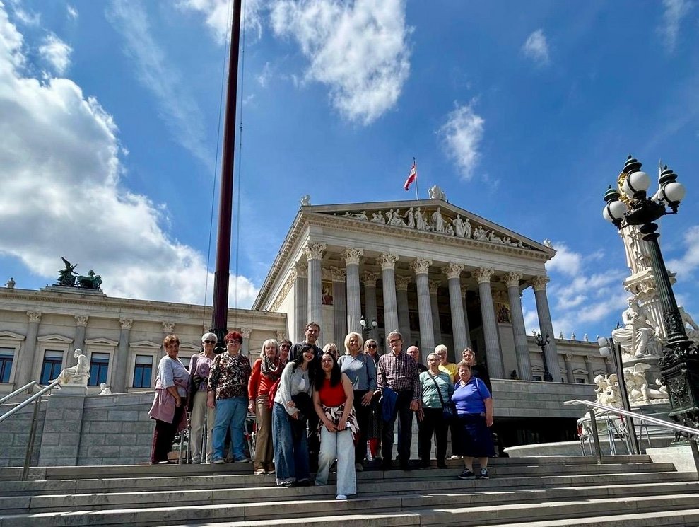 ein Gruppenfoto vor dem österreichischen Parlament