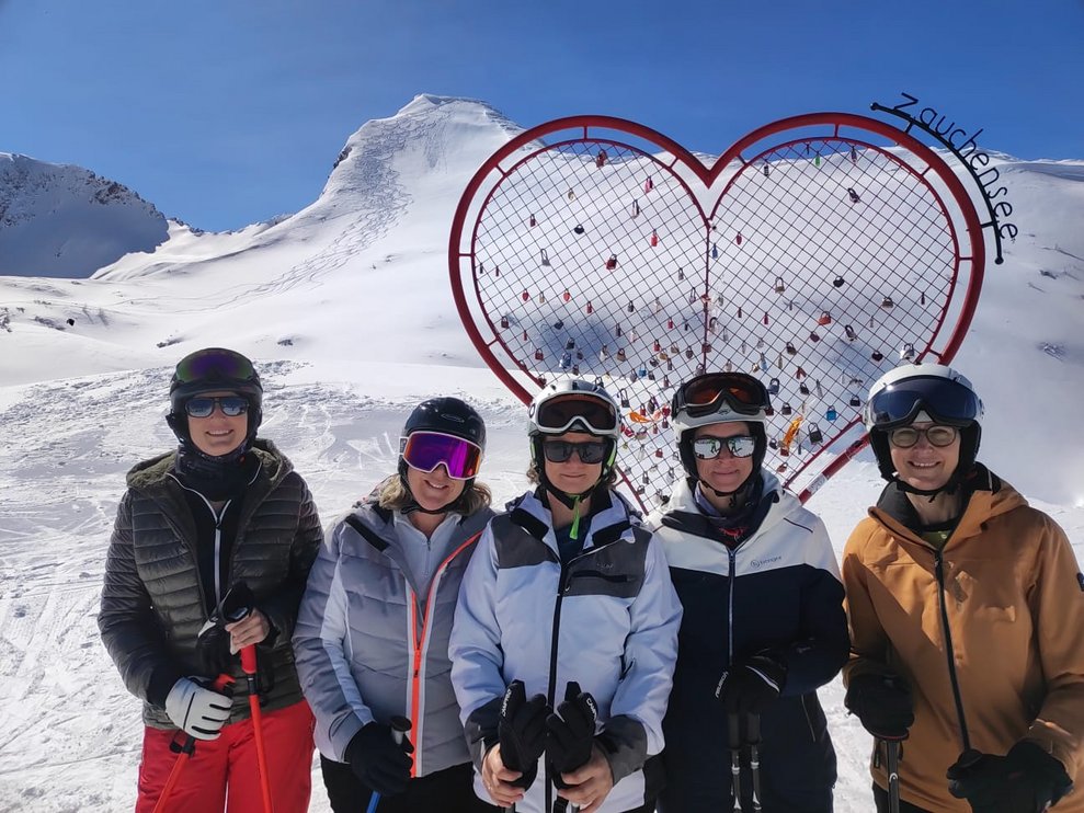 Gruppenfoto vor dem Herz in Zauchensee.