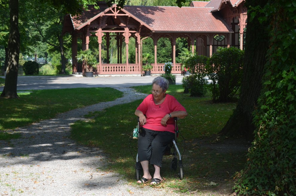 Bewohnerin im Park