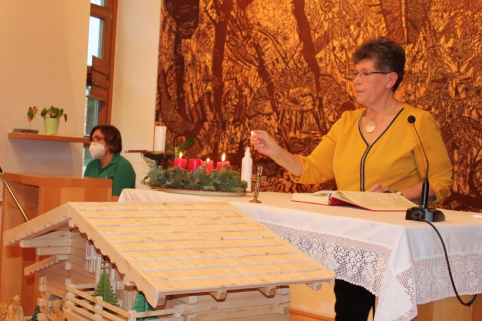 Eine Frau steht in der Kapelle.