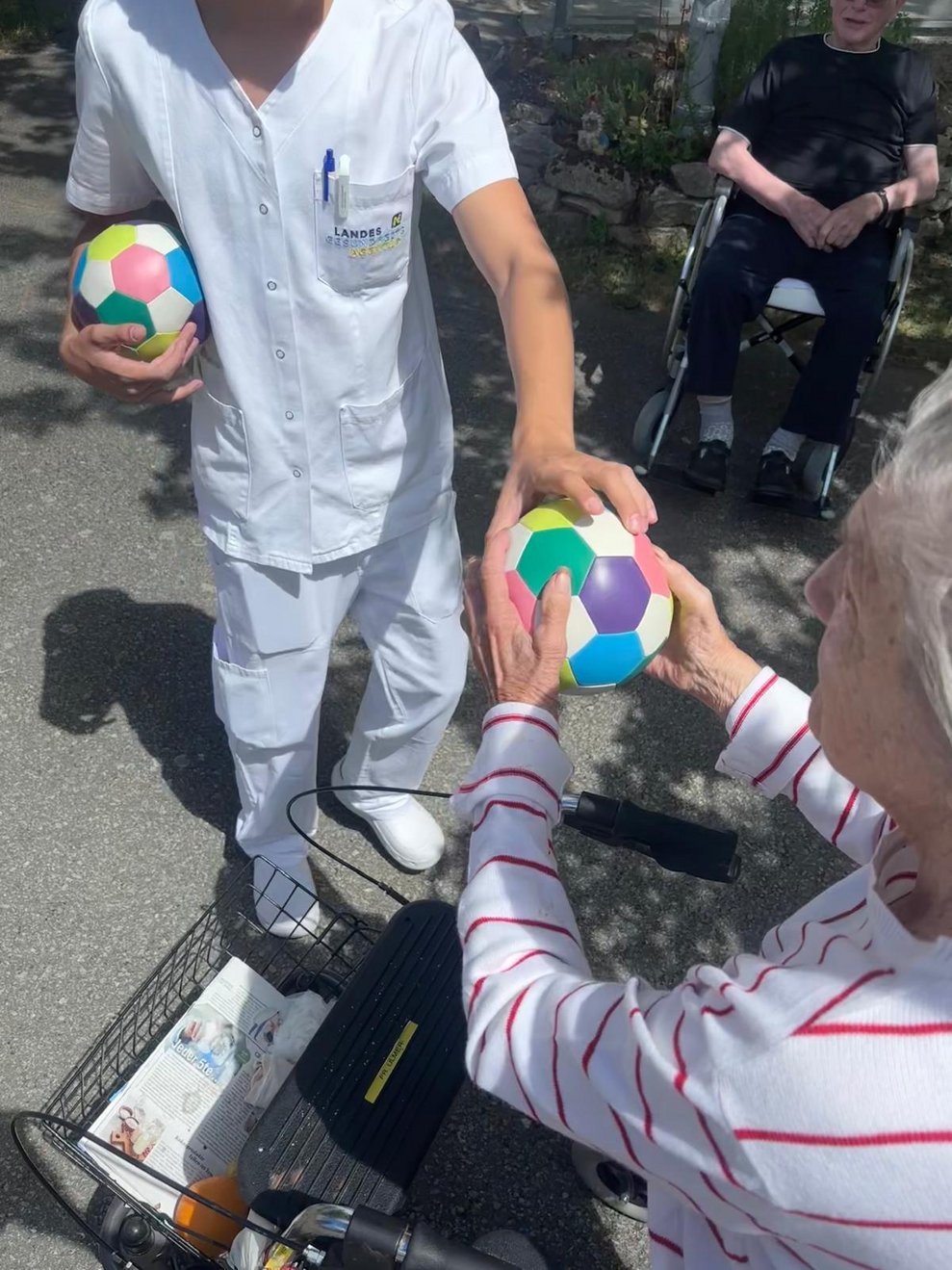 Hände halten Ball.