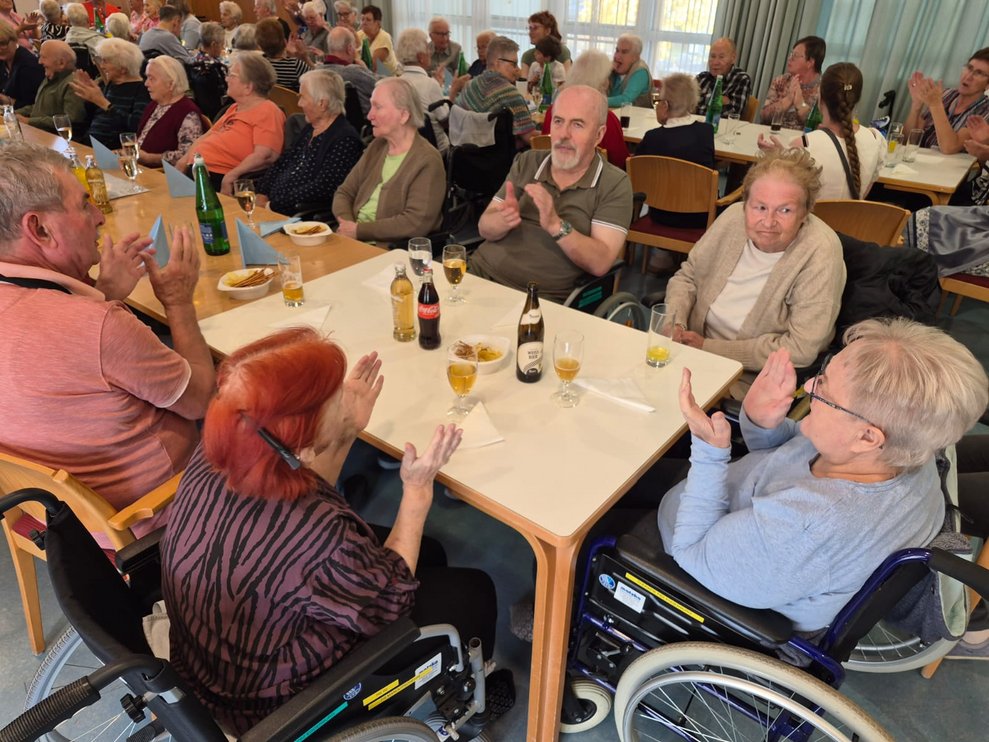 Personen beim Oktoberfest.
