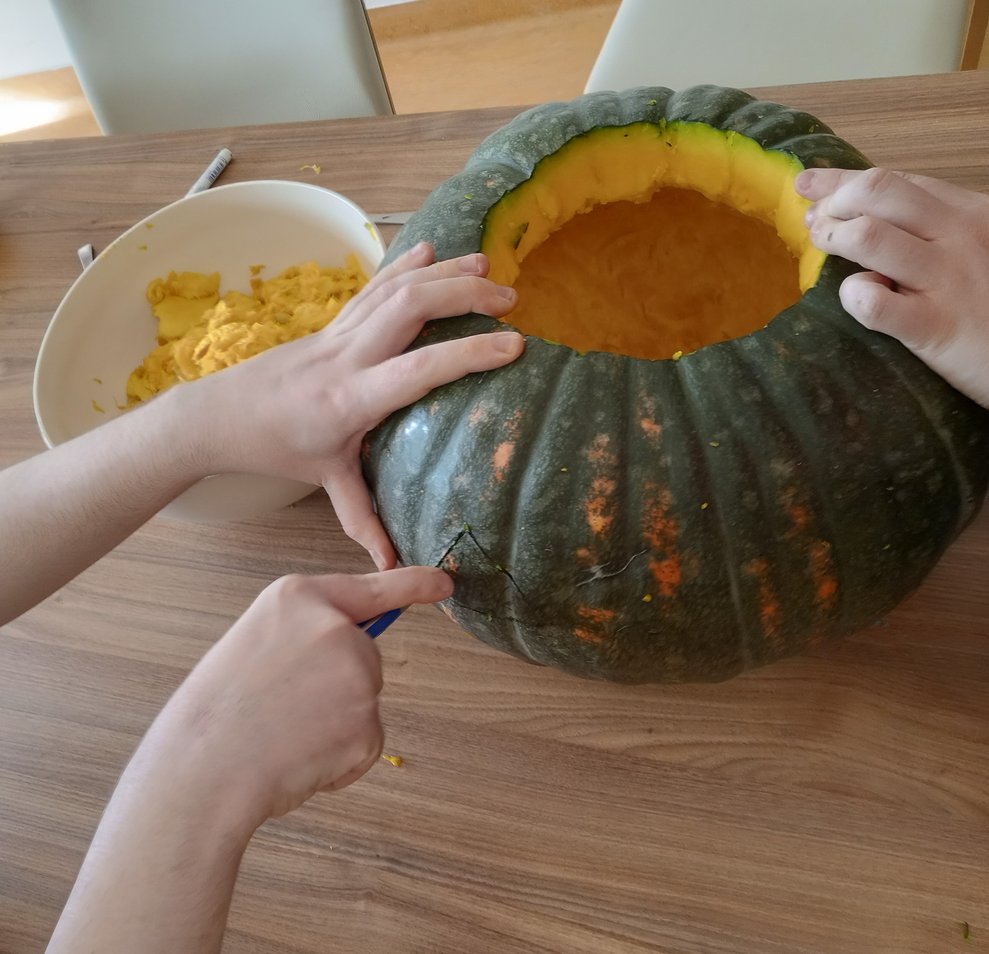 Mit viel Geschick wird nun ein typisches Halloween-Gesicht in den Kürbis geschnitzt.