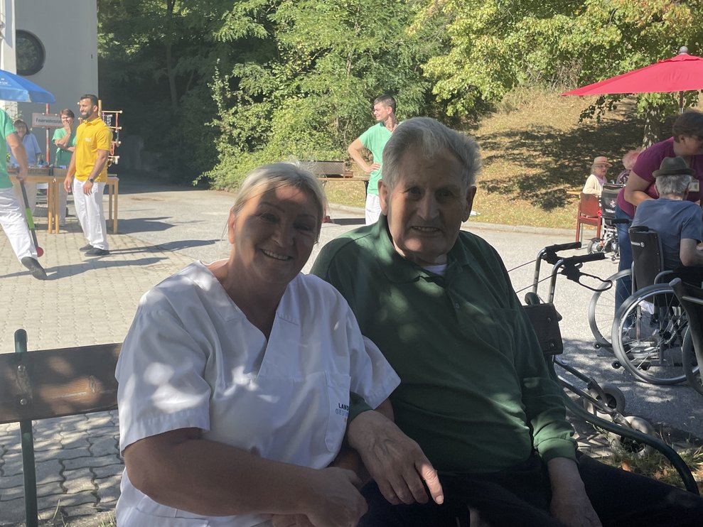 Ein Mann und eine Frau sitzen auf der Bank. 