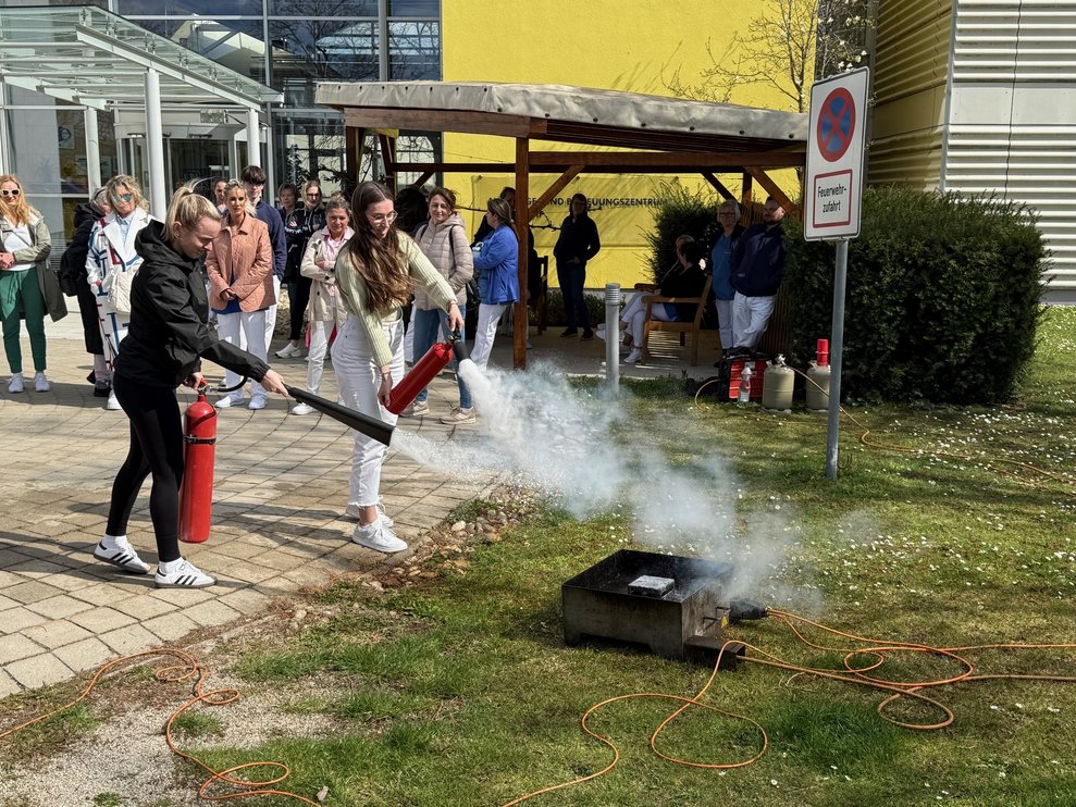 Unsere MitarbeiterInnen durften passend zu der Brandschutzschulung selbst Feuer löschen.