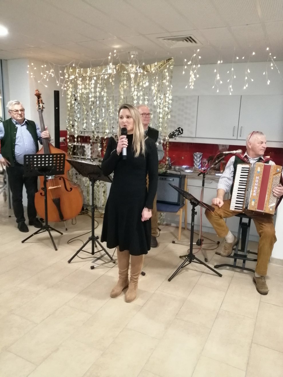 Eine Frau mit Musikern im Hintergrund