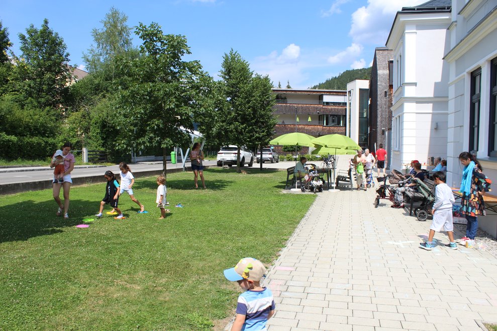 Bewohnerinnen und Bewohner und Gäste des Ferienspiels vor dem PBZ