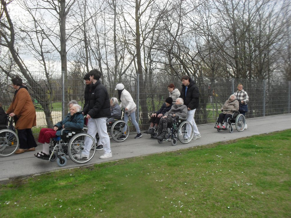 Unsere Zivildiener, FSJ und Ehrenamtlichen machten mit unsern BewohnerInnen einen Spaziergang durch Vösendorf.