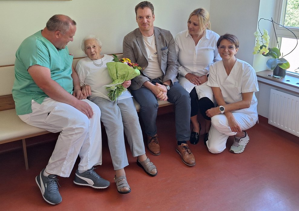 PBM Bernhard Leitner, Jubilarin Maria Prinz, interim. Kfm. Direktor Stefan Bernhard, Pflegedirektorin Gabriele Blahova und MEA Esther Ziegler