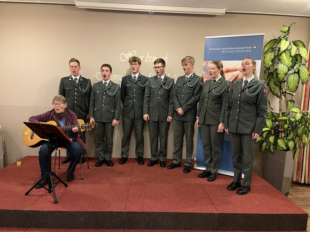 Beim gemeinsamen Singen mit Herta Moser.
