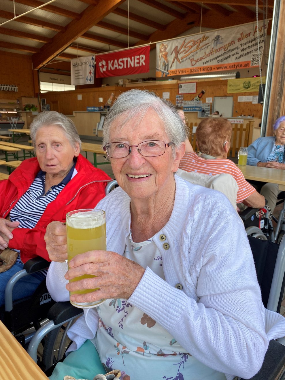 Bewohnerin genießt einen Radler 