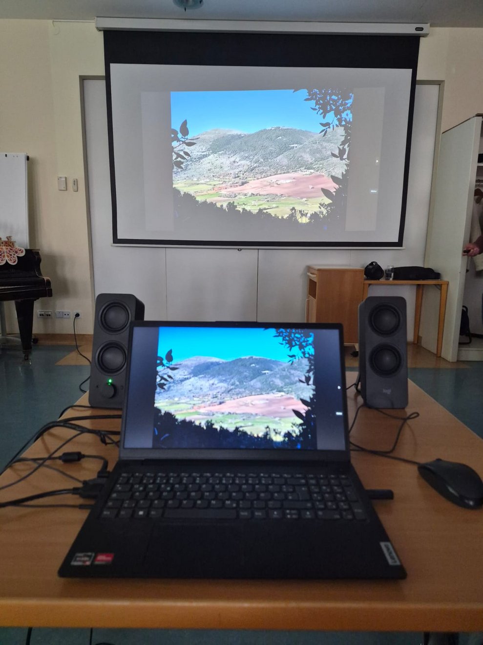 Laptop und Leinwand mit Foto.