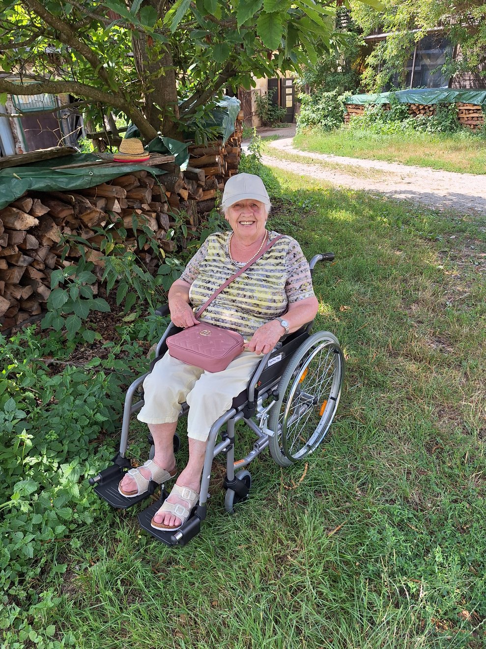 Frau Ungerhofer findet den Besuch in der Nachbarschaft großartig und wirkt sichtlich entspannt.