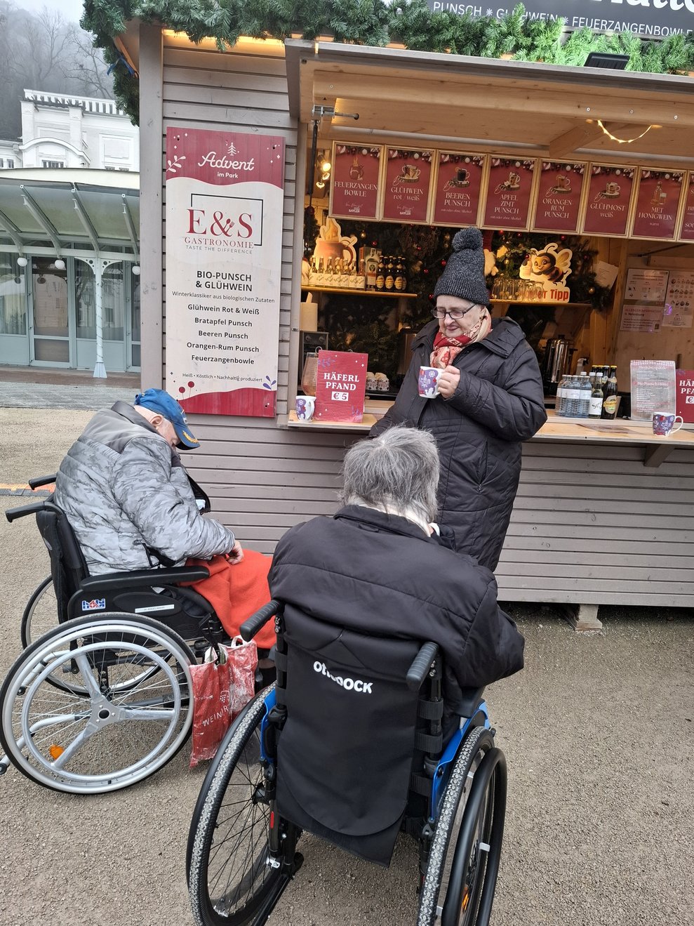 Bei einem Glas Glühwein oder Punsch wärmten wir uns in der winterlichen Kälte und genossen die gemütliche Atmosphäre.