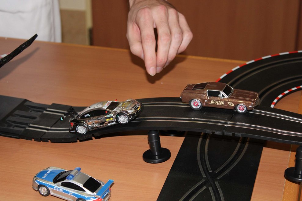 Die Autorennbahn mit Spielzeugautos.