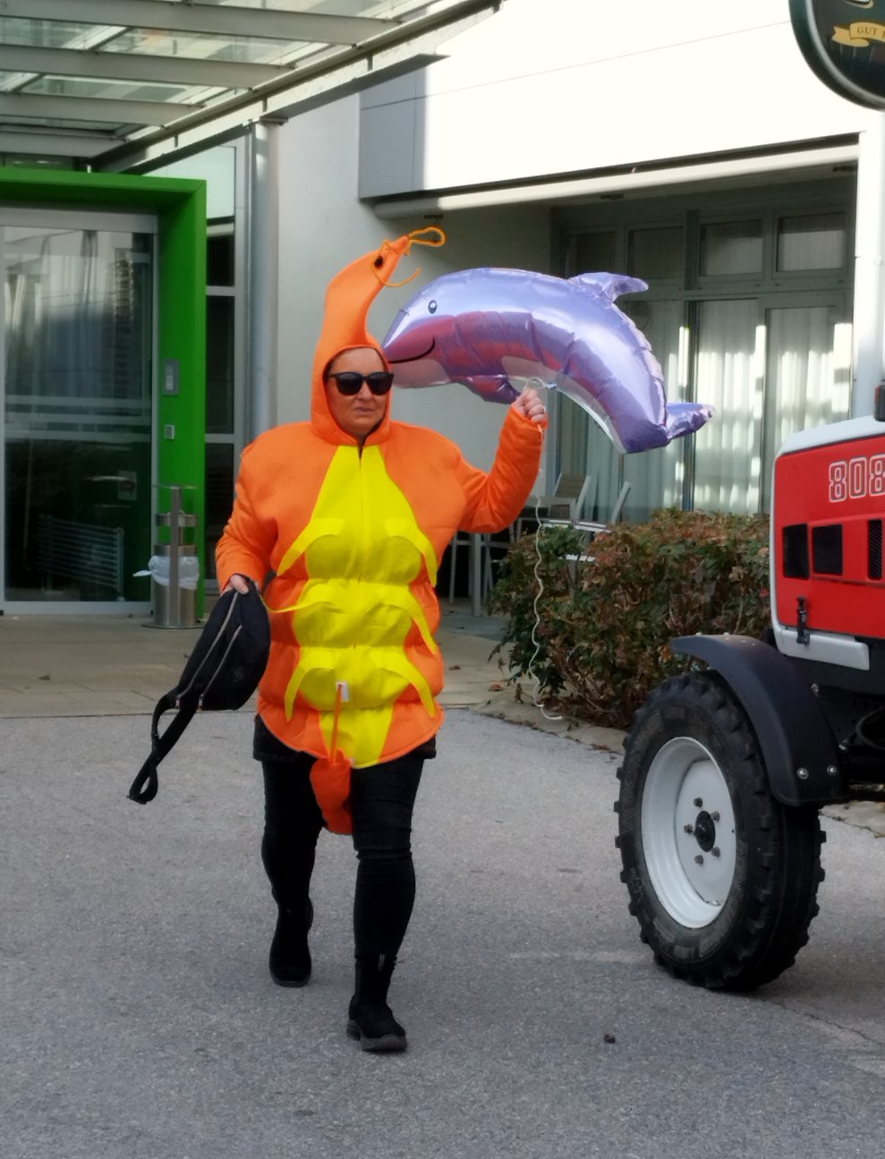Verkleidete Mitarbeiter/in