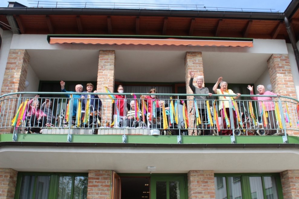 BewohnerInnen am Balkon.