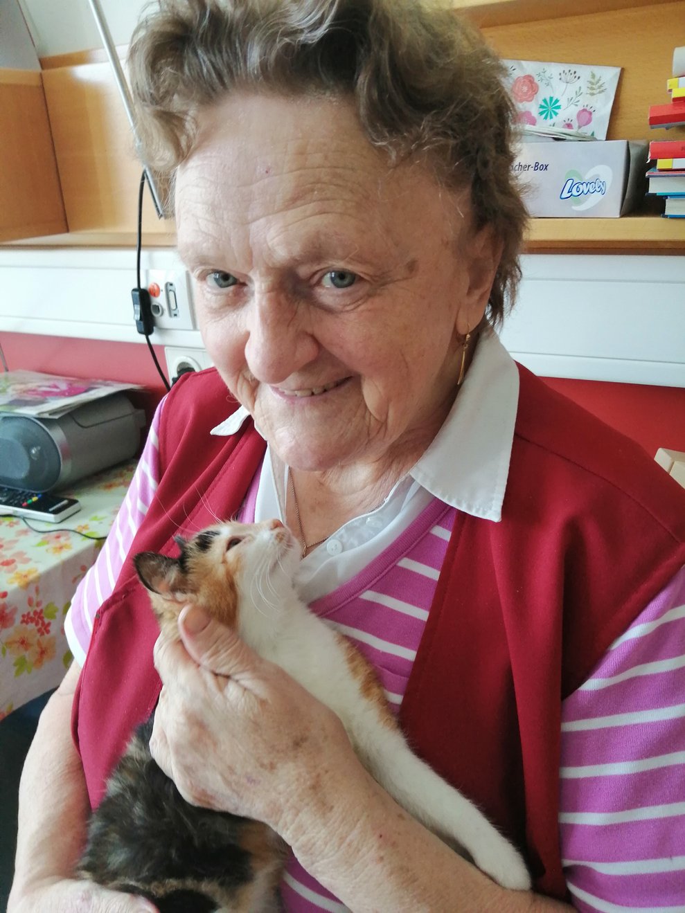 Eine Frau mit einem Kätzchen.
