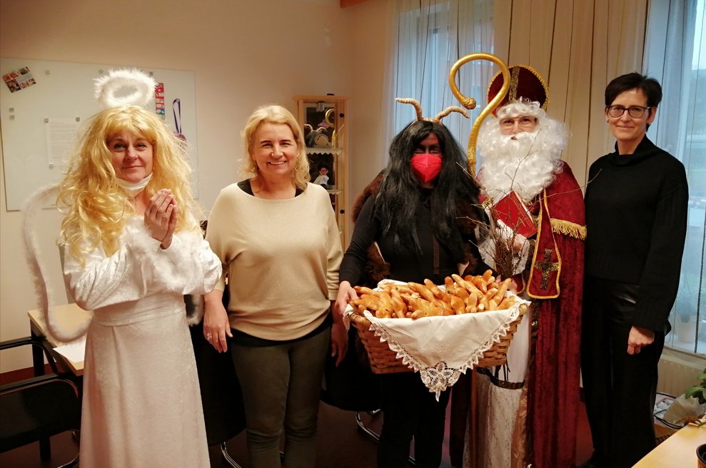 Engel, Krampus, Nikolo und zwei Damen.