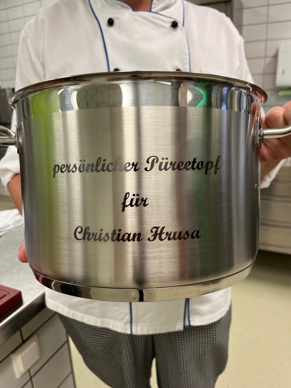 Das Küchenteam überraschte Christian mit einem ganz besonderen Geschenk: ein persönlicher Püree-Kochtopf.