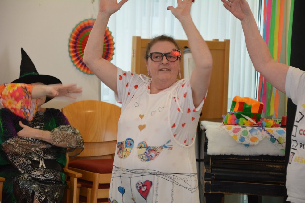 Frau streckt die Hände in die Höhe.