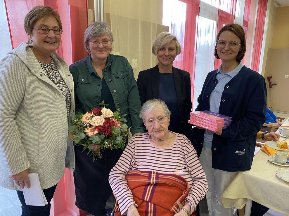 Frau Boden freut sich ganz besonders über den schönen Blumenstrauß zu ihrem 95. Geburtstag...