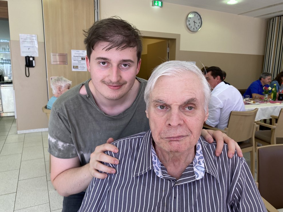 Gemeinsam mit seinem Sohn...