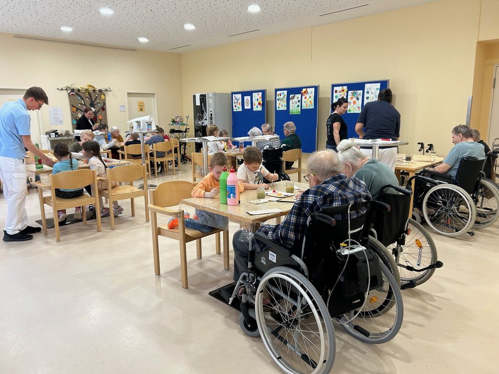 Bewohner beim Basteln