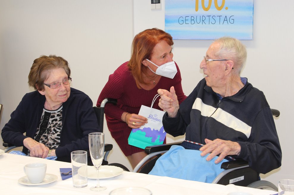 Vonseiten der Stadtgemeinde Baden gratulierte Angela Stöckl-Wolkerstorfer und überreichte zudem ein Präsent.