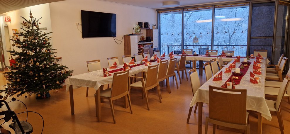 Am Wohnbereich Sprungbrett ist ebenfalls alles für eine schöne Weihnachtsfeier hergerichtet. Vom liebevoll geschmückten Christbaum bis zum festlich gedeckten Tisch.