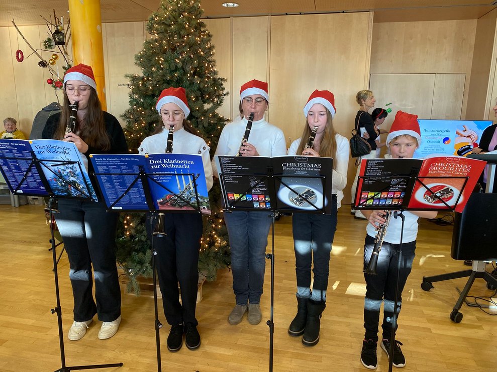 Kinder spielen Weihnachtslieder auf ihren Instrumenten