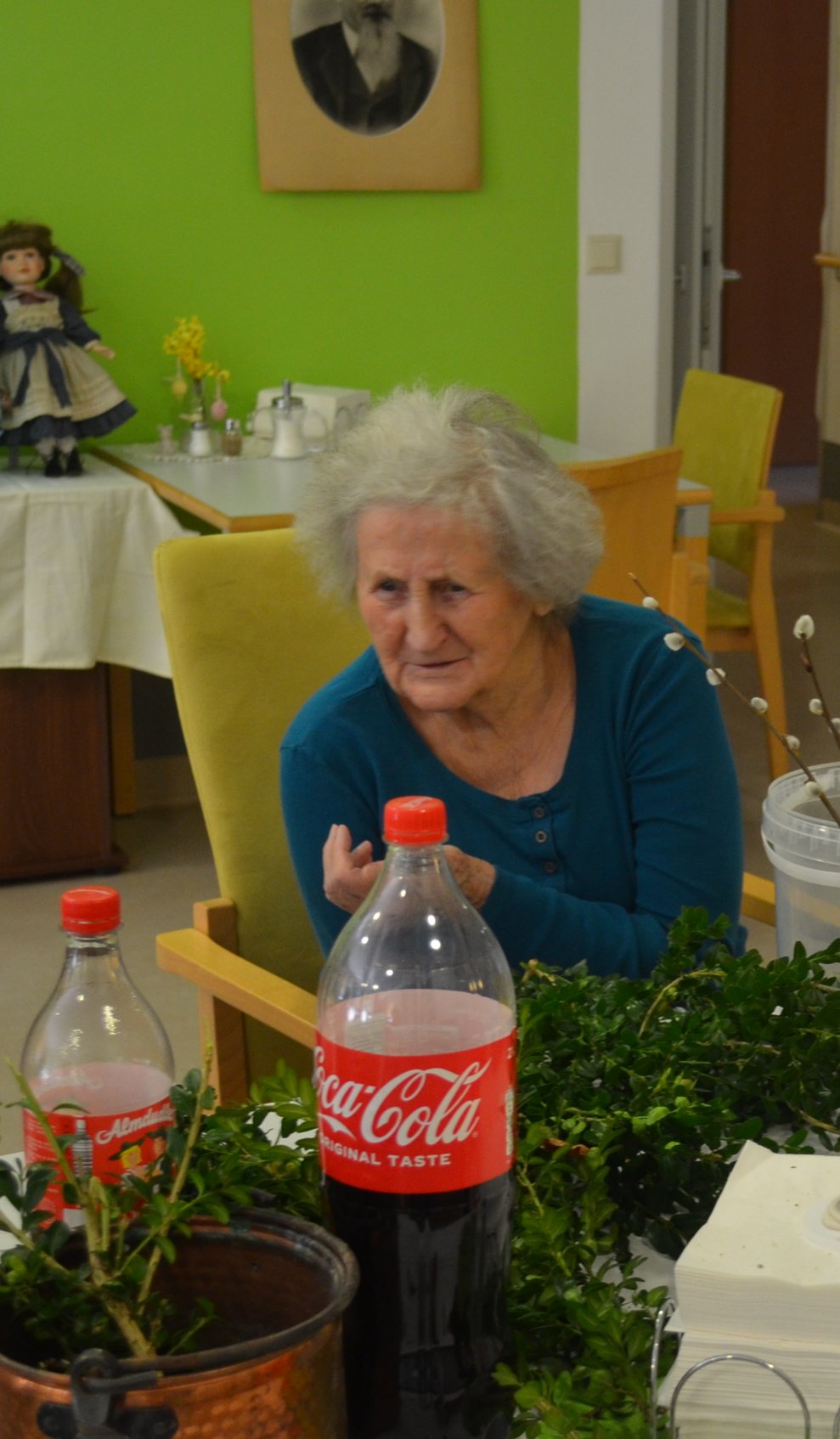 Bewohnerin im Speisesaal