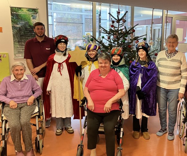 Mit diesem Gruppenfoto am Wohnbereich Sonne bedanken wir uns stellvertretend für alle Bewohner und Bewohnerinnen für den Besuch der Sternsinger im PBZ Scheiblingkirchen. 