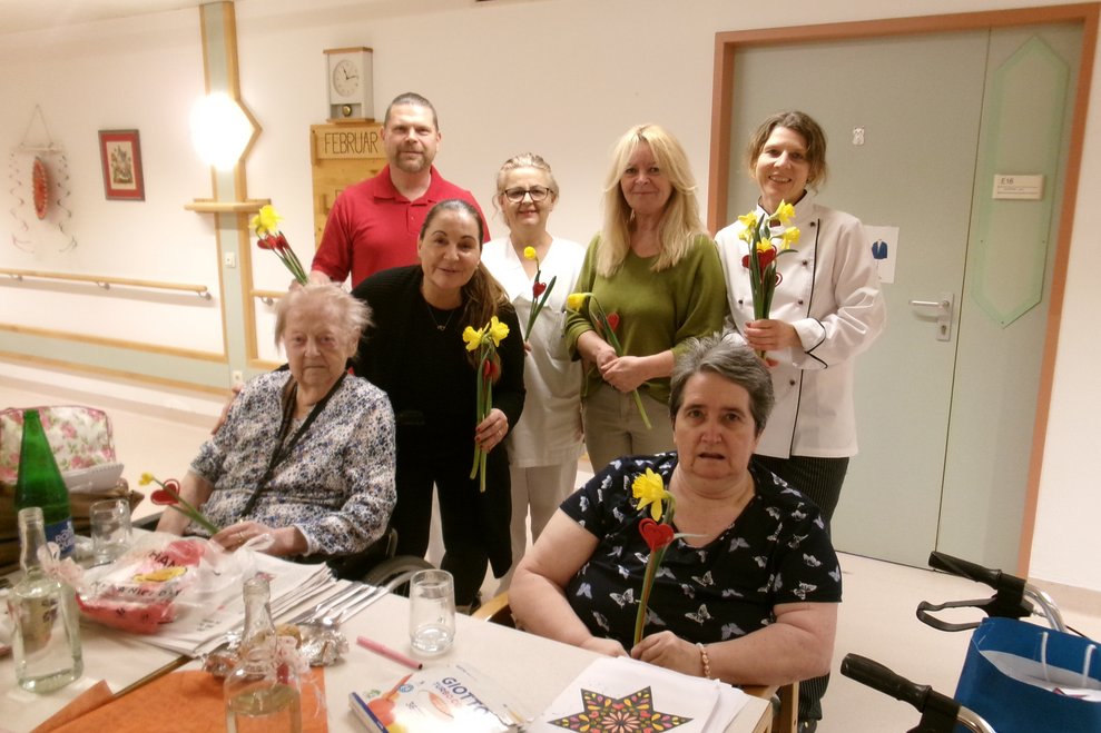 Manager Pflege und Betreuung Helmut Schulmeister, Kaufmännische Direktorin Mag. Shajen Prohaska, MSc. mit Managerin Pflege und Betreuung Ing. Daniela Daramus MA und Mitarbeiterin Ehrenamt und Alltagsbegleitung Michaela Bräuer sowie Küchenleiterin Elisabeth Kazmaier mit den Bewohnerinnen Frau Hedwig Chyczy und Frau Elisabeth Hölzl 