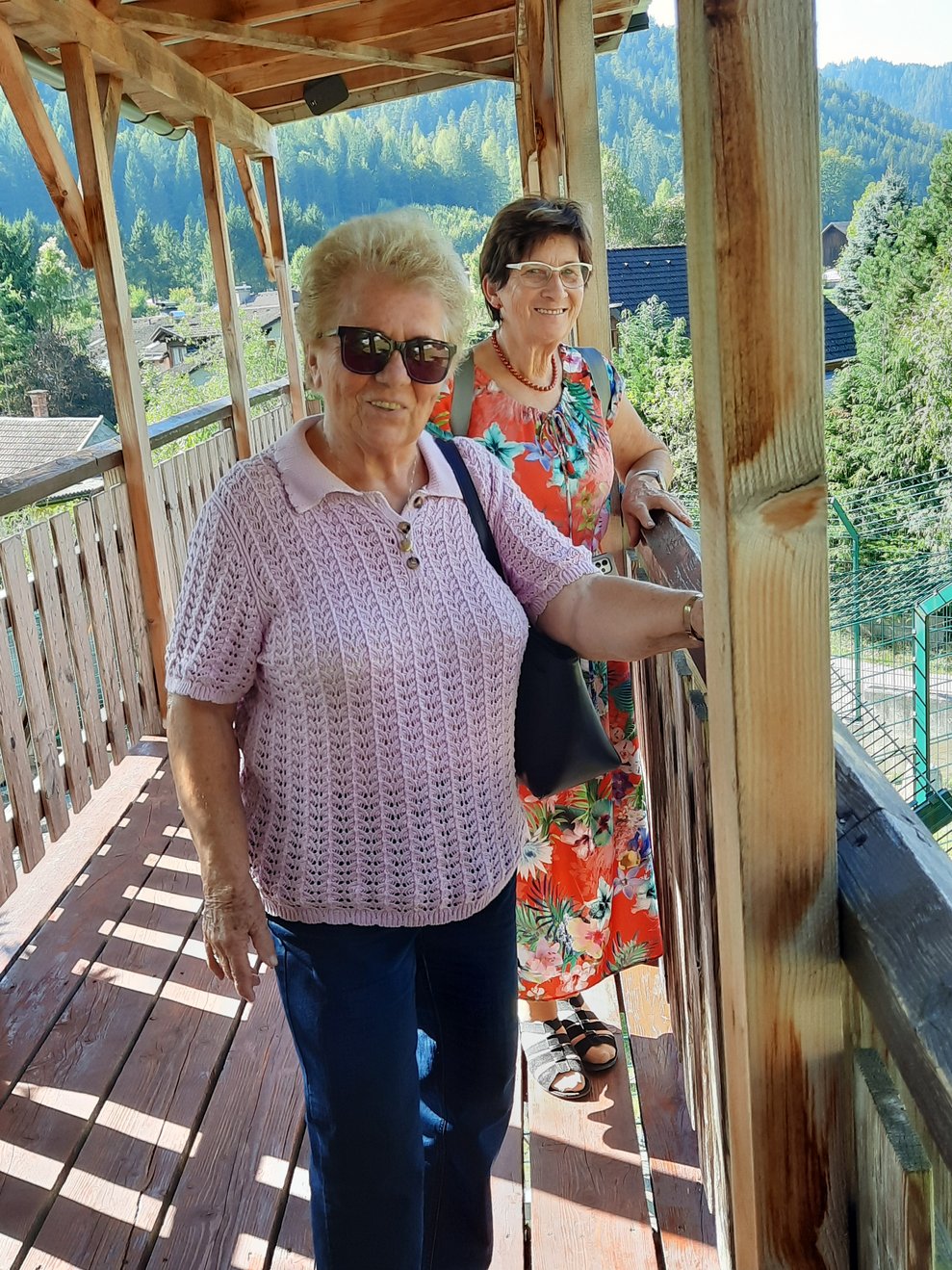 Zwei Damen auf der Aussichtsplattform.