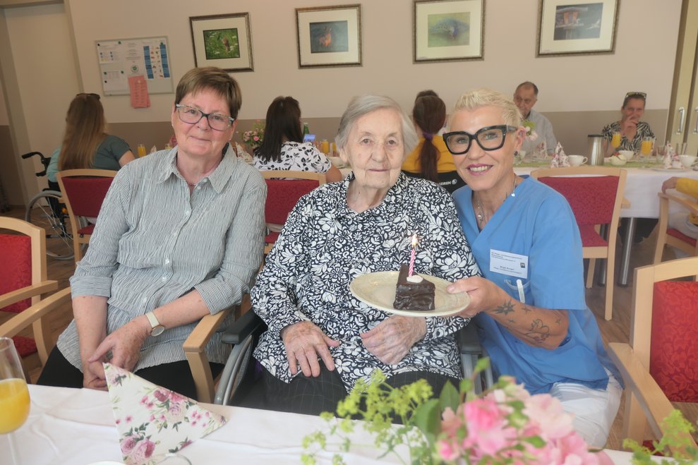 Gratulation mit Torte.