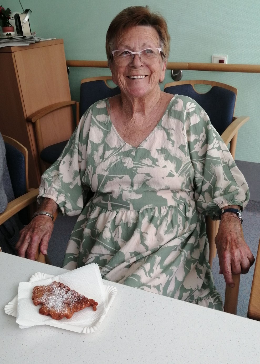 Frau Wimmer mit einem Hollerschöberl