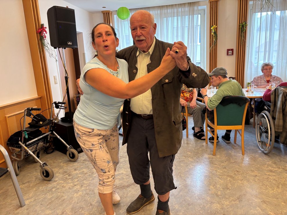 Frau und Mann tanzen