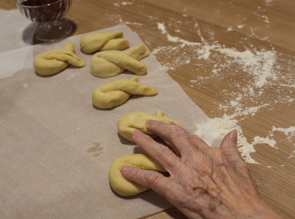 Germteig wird zu Osterhasen geformt.