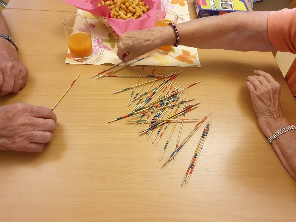Mikado-Stäbe liegen aufeinander.