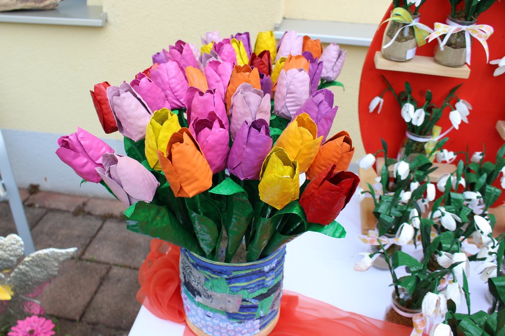 Bunte Tulpen aus Blech