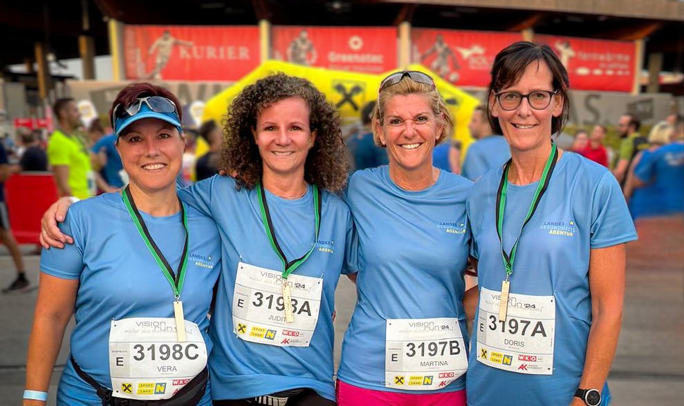 Gruppenfoto von den Läuferinnen im Ziel.