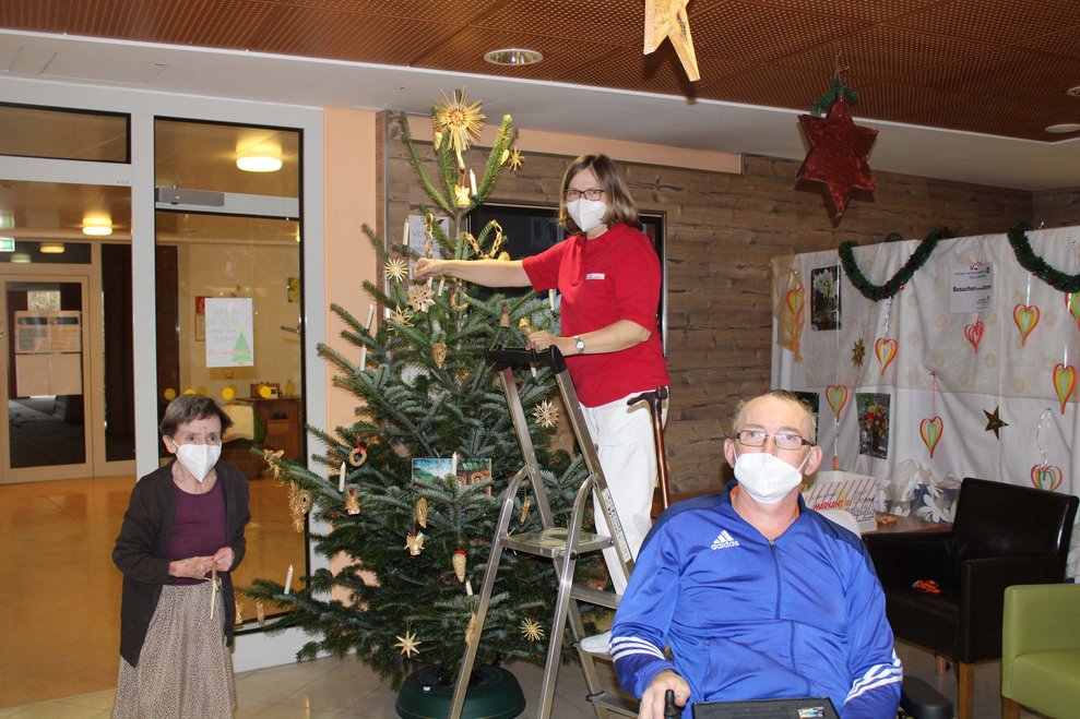 BewohnerInnen schmücken Christbaum