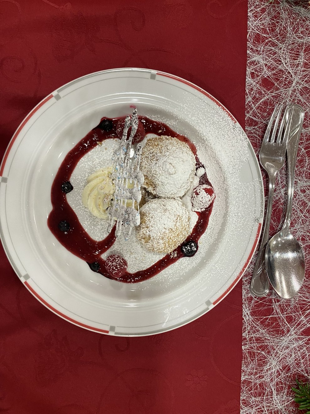 ... einem besonders zarten Tafelspitz und als krönenden Abschluss, Topfenknödel auf Fruchtspiegel.