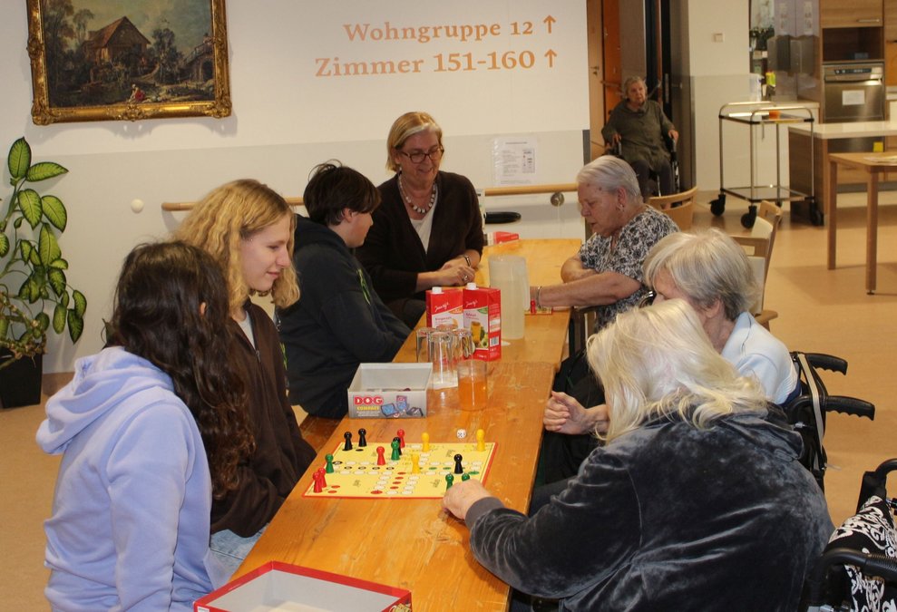 Die Schülerinnen und Schüler, Lehrerin Regina Graf und die Bewohnerinnen Frau Aichinger, Frau Blieberger und Frau Daverda haben zusammen viel Spaß.