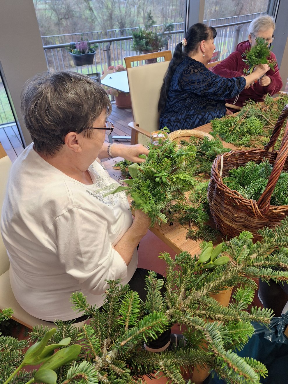 Mit geschickten Händen wird an den Kränzen gearbeitet. Advent ohne Adventkranz ist wie Weihnachten ohne Christbaum - einfach unvorstellbar, finden unsere Bewohnerinnen.