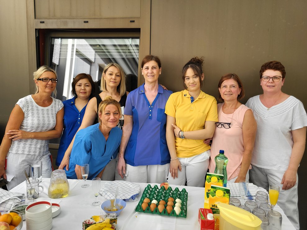 Das Team im Wohnbereich 1 organisierte das Terrassen Frühstück. 