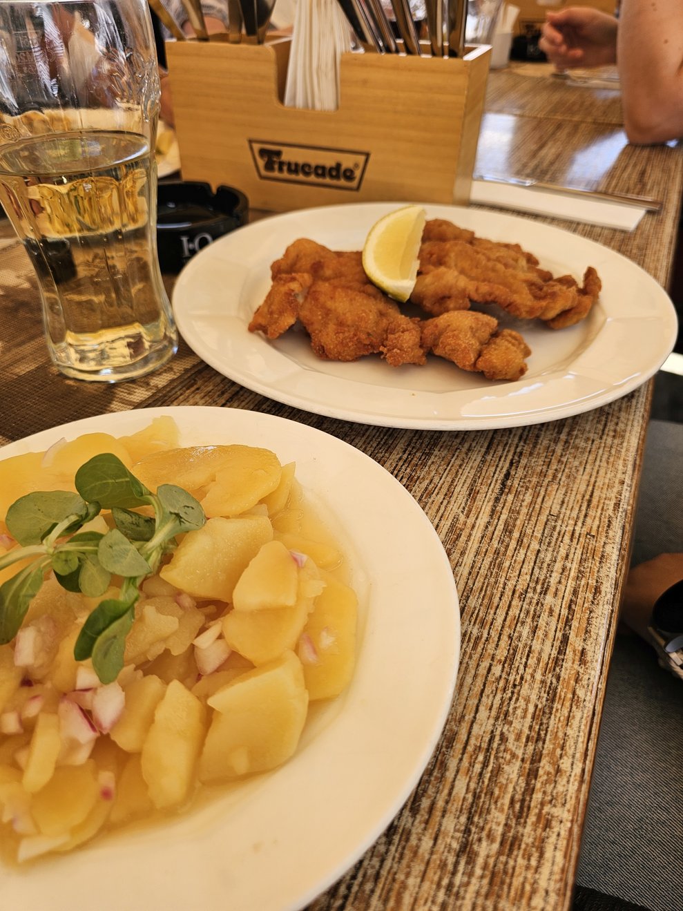 Das Schnitzel mit Kartoffelsalat durfte nicht fehlen.